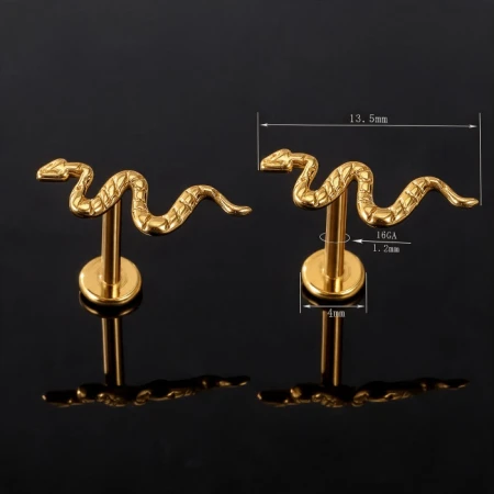 Labret do piercingu wykonany z tytanu ASTM F-136, z dekoracyjnym topem w kształcie wijącego się węża. Złote wykończenie PVD nadaje biżuterii elegancki wygląd i podkreśla detale ozdobnej formy.