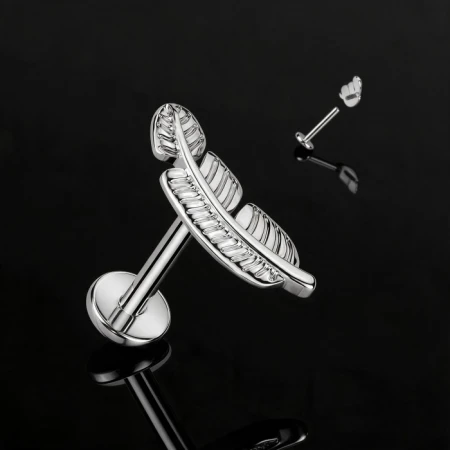 Labret tytanowy z ozdobą Piórko – ASTM F-136. Labret do piercingu z dekoracyjnym topem w kształcie piórka o długości 11,2 mm.
