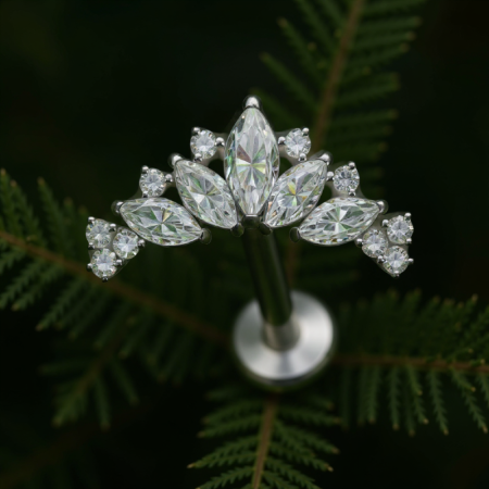 Tytanowy labret Crystal Tiara to prawdziwa perełka w kolekcji biżuterii do piercingu – luksusowa ozdoba, która łączy najwyższą jakość wykonania z oszałamiającym blaskiem.