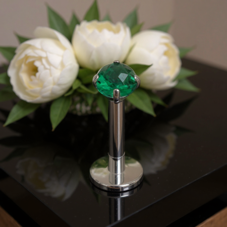 Labret z tytanu ASTM F-136 z zieloną cyrkonią