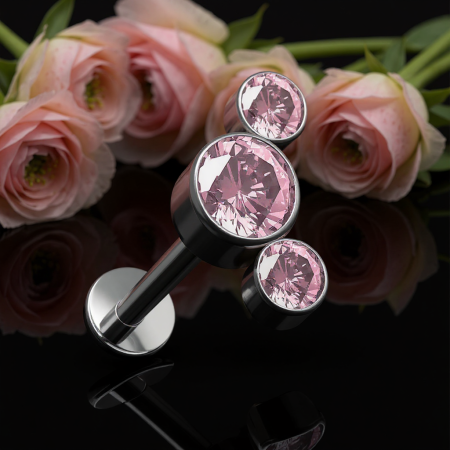 Ten wyjątkowy labret typu cluster zdobią trzy różowe cyrkonie w eleganckiej oprawie,