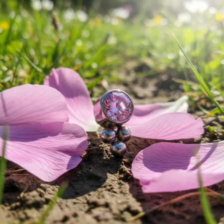 Delikatny i pełen wdzięku labret, którego główną ozdobą jest różowa, okrągła cyrkonia