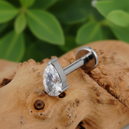 Subtelny i elegancki labret, którego centralnym elementem jest cyrkonia w kształcie gruszki o wymiarach 3 × 4 mm.
