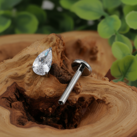 Szlif typu „pear cut” sprawia, że kamień pięknie odbija światło, dając efekt wyrafinowanego blasku i nadając biżuterii klasyczny, a zarazem nowoczesny charakter.