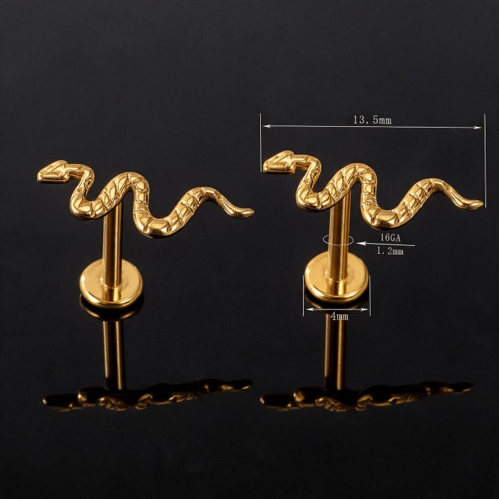 Labret do piercingu wykonany z tytanu ASTM F-136, z dekoracyjnym topem w kształcie wijącego się węża. Złote wykończenie PVD nadaje biżuterii elegancki wygląd i podkreśla detale ozdobnej formy.