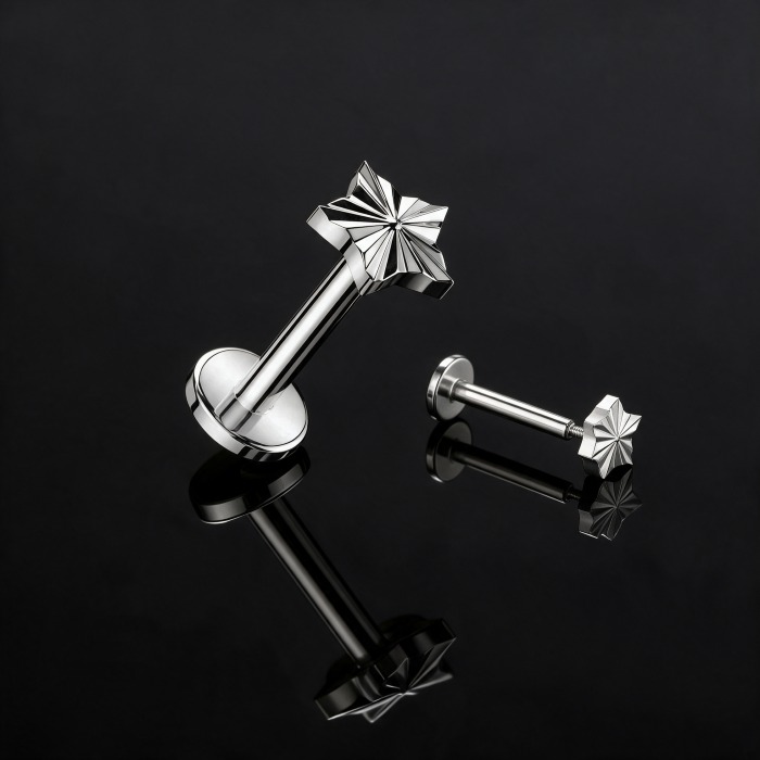 Labret do piercingu z ozdobnym topem w kształcie gwiazdki o średnicy 4,7 mm. Model Diamond Cut Star wyróżnia się precyzyjnie opracowanymi krawędziami, które nadają gwiazdce geometryczny wygląd i efektownie odbijają światło.