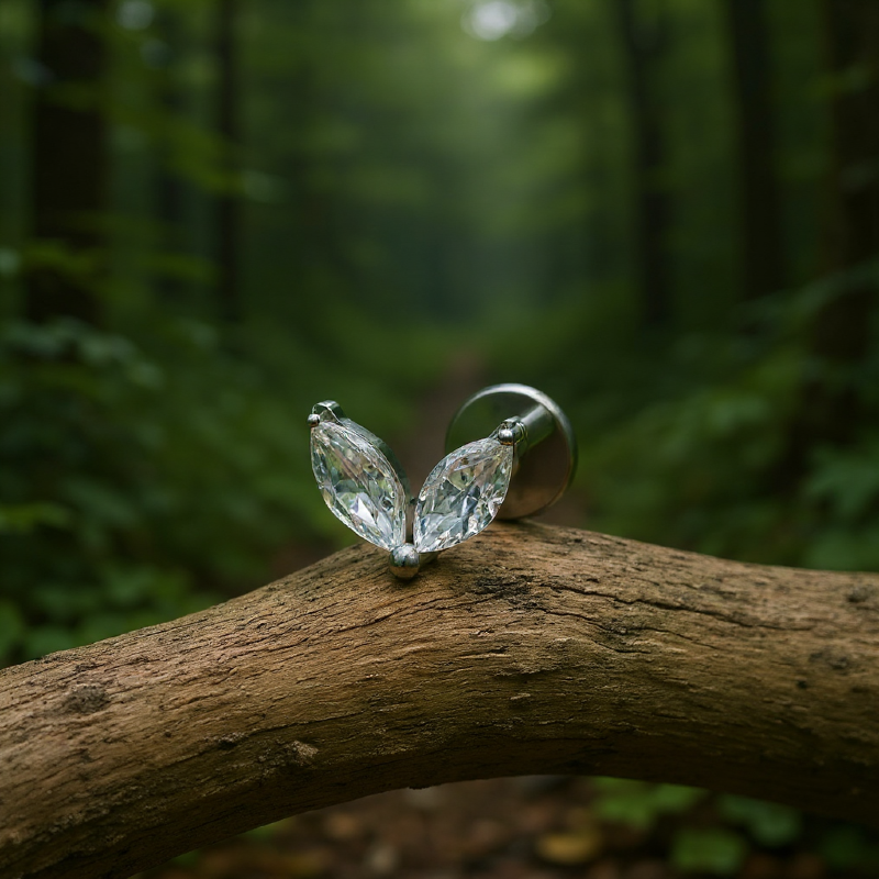 Labret z tytanu ASTM F-136 z podwójnym listkiem z cyrkonii to wyjątkowy dodatek łączący delikatność z nowoczesnym stylem.