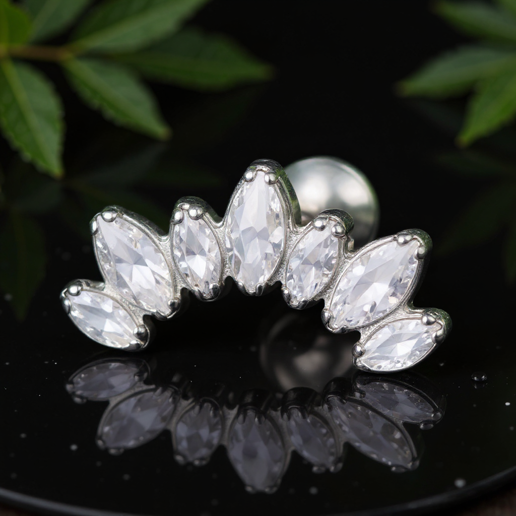 efektowny labret, którego ozdobę stanowi wachlarz z siedmiu cyrkonii w szlifie markiza. Kamienie ułożone w gradacji rozmiarów tworzą elegancką, harmonijną kompozycję.